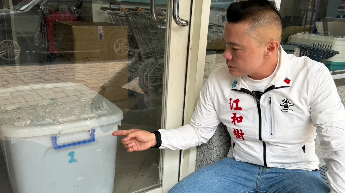連鎖寵物店小狗關塑膠箱整夜！議員氣炸：養蠶寶寶嗎　動保處出手了