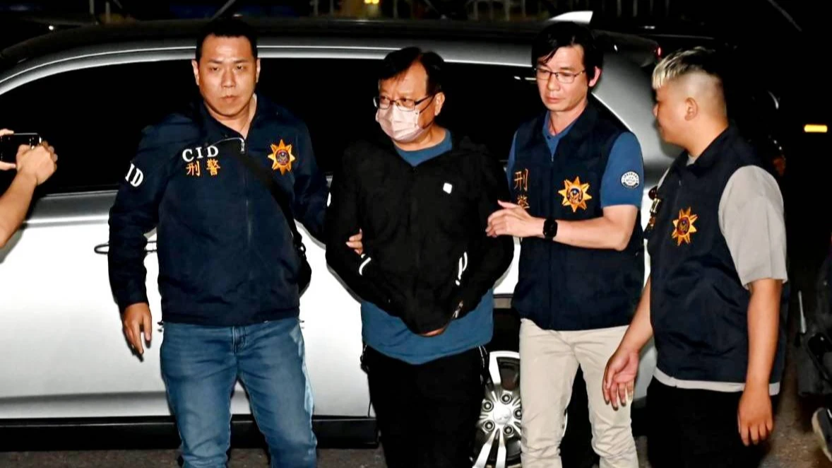 徐漢買4便當逃6天落網！步出度假山莊秒遭圍捕　臉色鐵青移送畫面曝