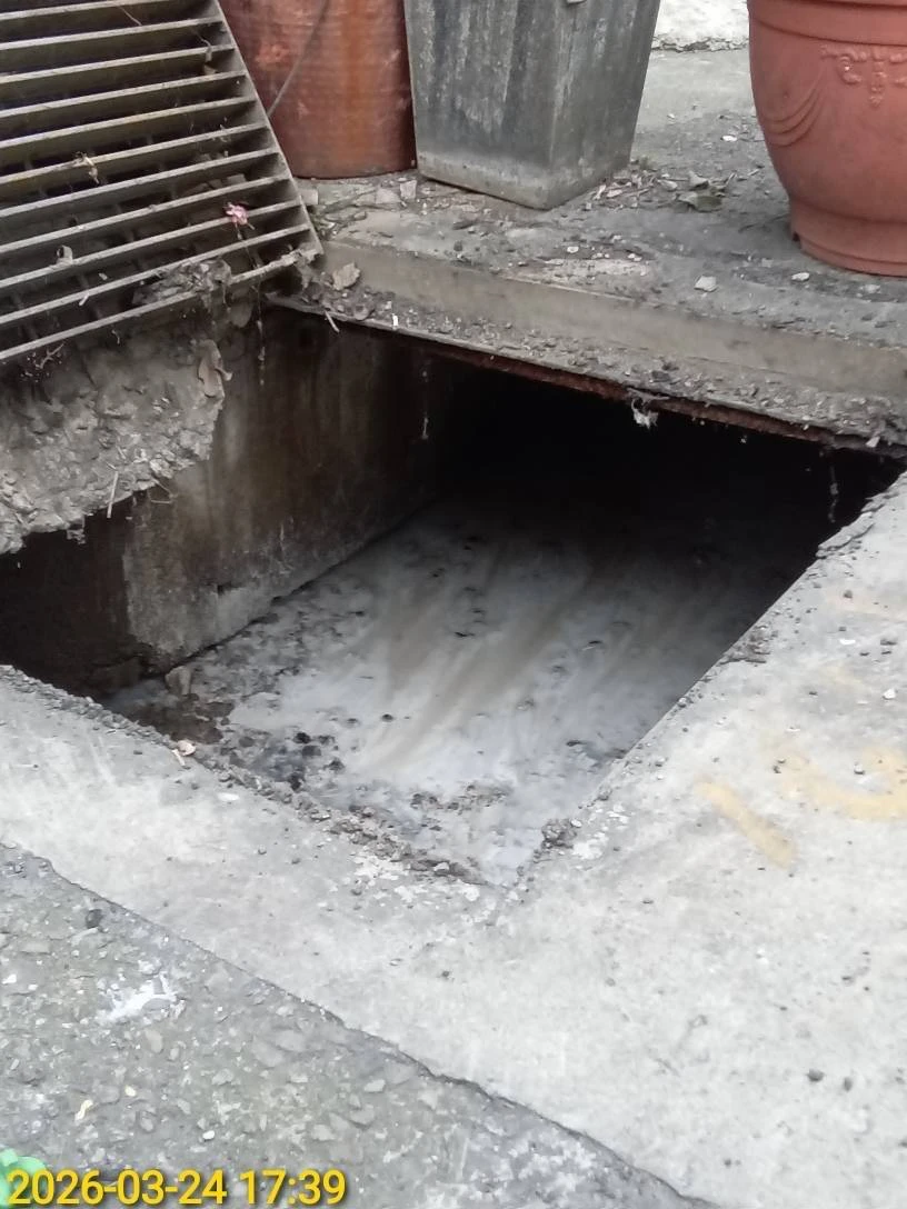 土城水溝整條染白！竟是糕餅工廠排油污　新北環保局出手開罰