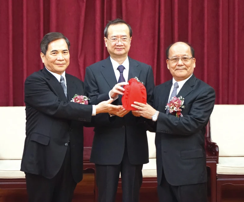 司法高官涉7度性騷女部屬！熊抱撫背還遞肉麻情書　懲戒判決出爐