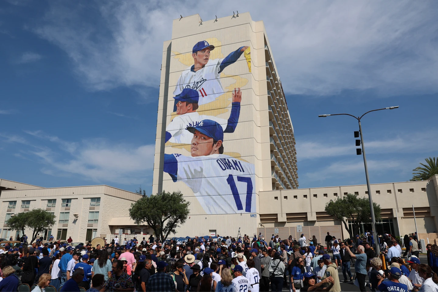 道奇三本柱最大壁畫揭幕！AR看大谷翔平好投　辜仲立委製致敬多元文化城市