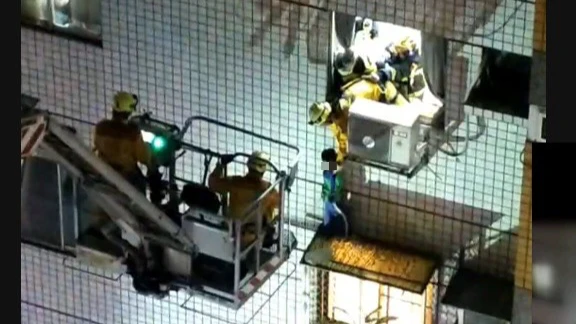 10歲童爬窗外撿東西！卡5樓外牆母目睹嚇壞　驚險救援過程曝