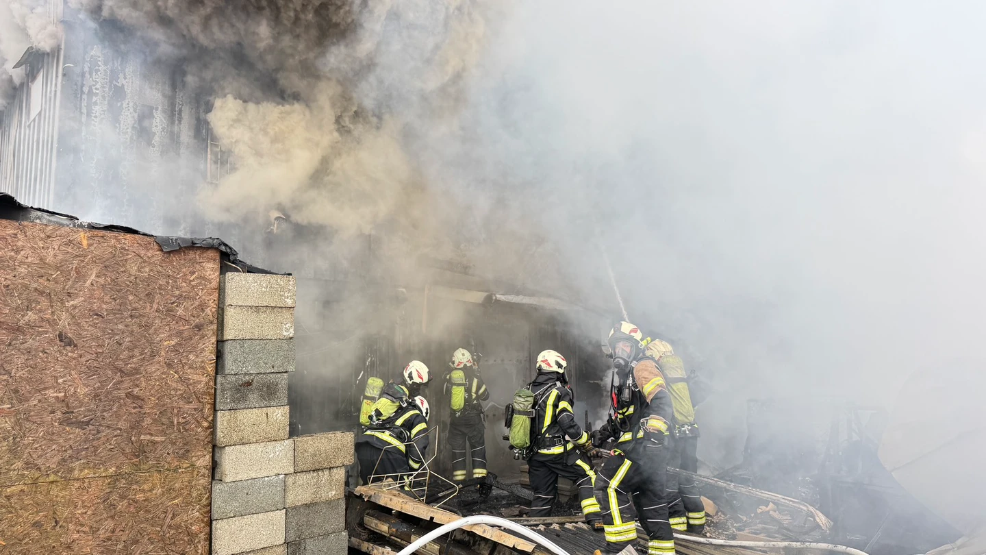 有片｜燒烤店常客喝太醉！20歲男就地留宿竟喪命　鐵皮屋半小時全面燃燒