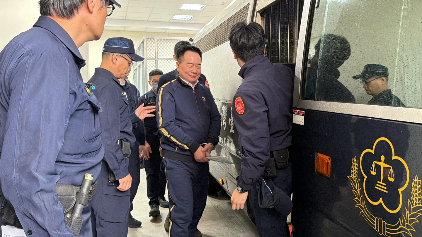 蔡正元微笑上銬發監！30分鐘猛批「綠色暴政」、為柯文哲抱屈　館長、小草送行