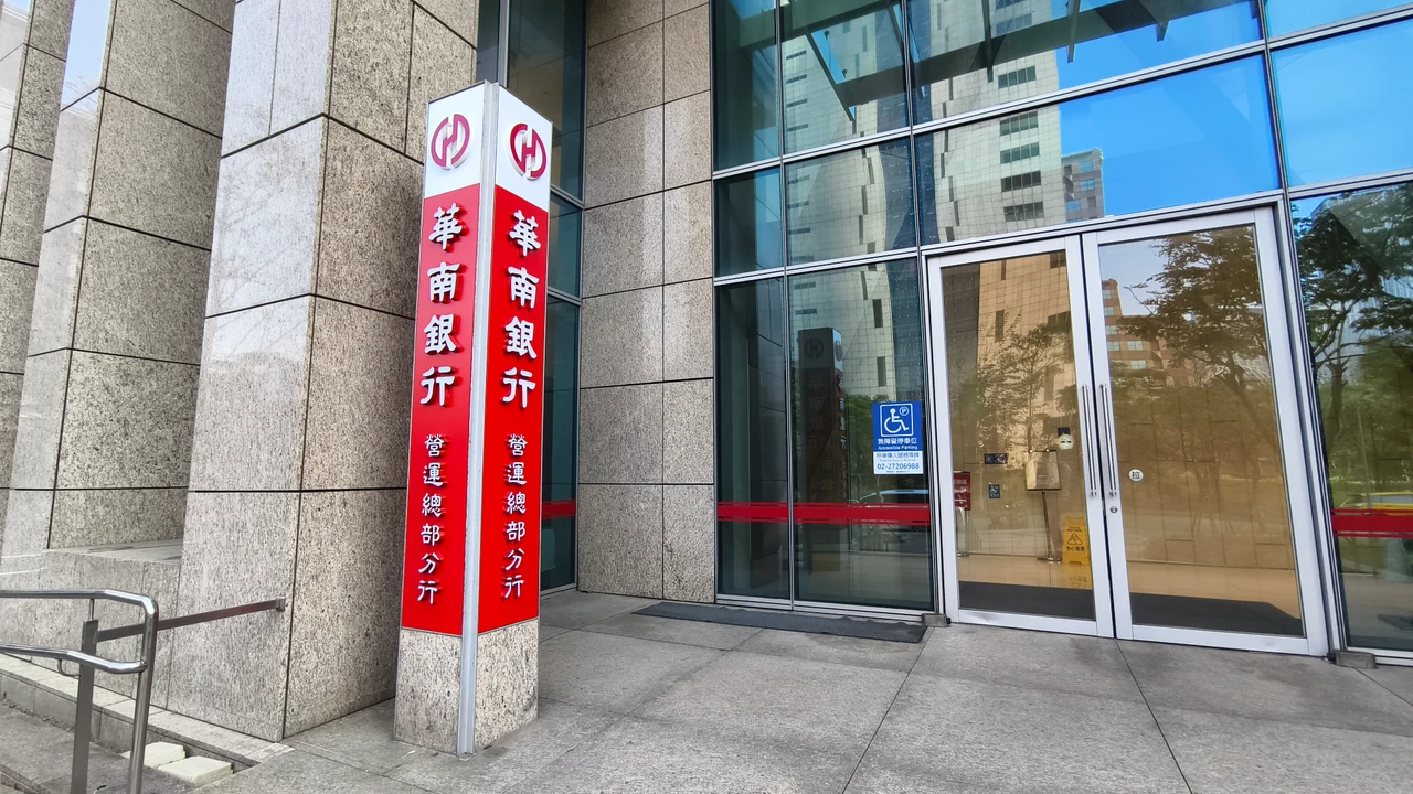 銀行員捷運外猥褻女伴！公司被酸「猴急銀行」怒開除　提告求復職結果曝