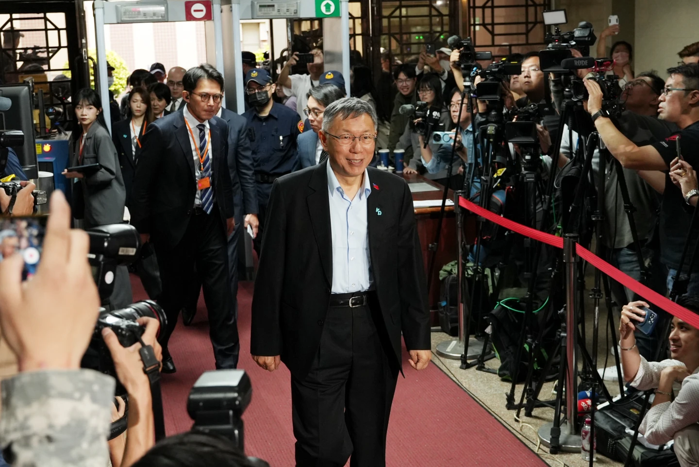 柯文哲現身法院聽判下車笑了！　小草激動喊：阿北加油