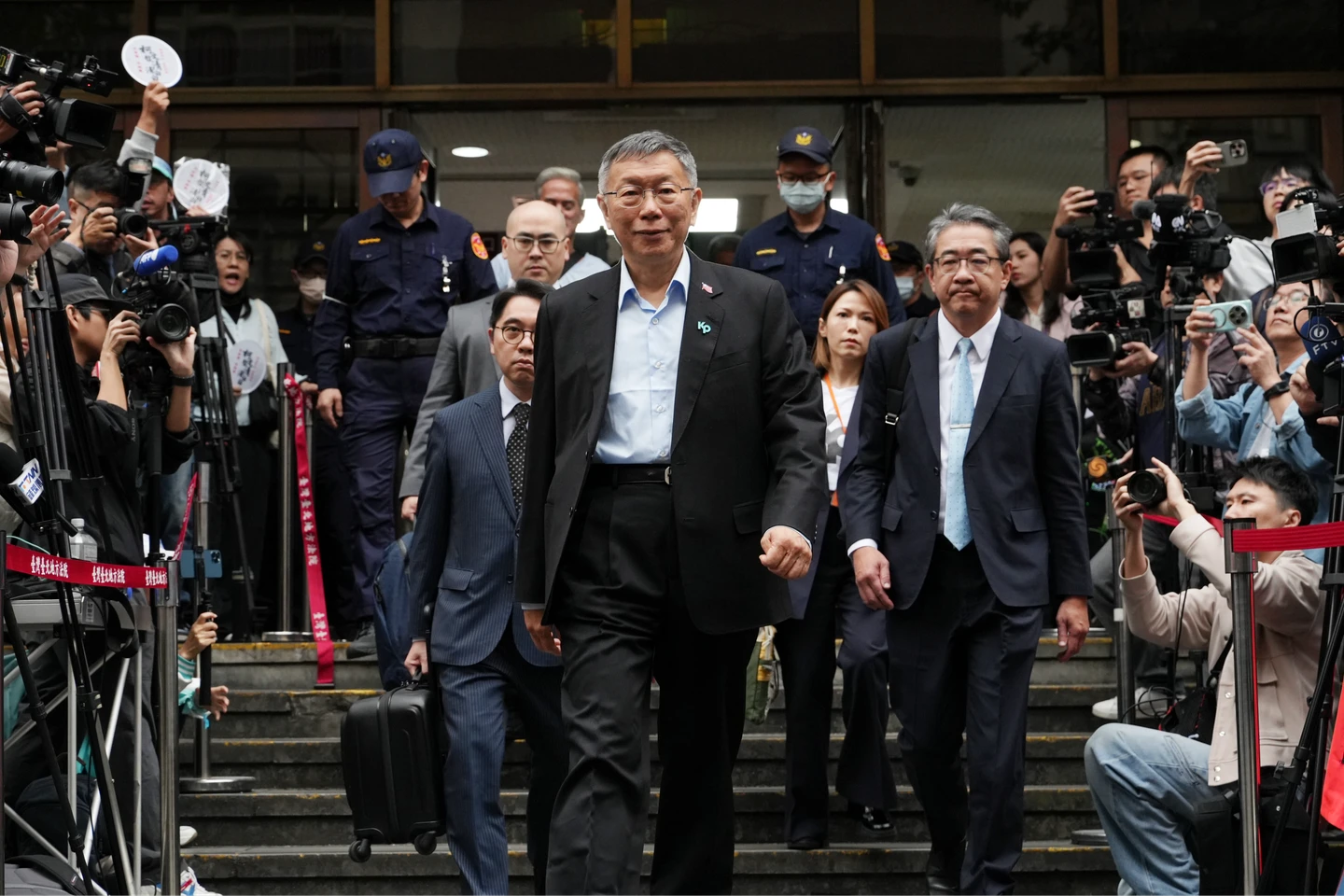 柯文哲聞重判17年反應曝！離開法院比1動作　小草哭喊：清清白白