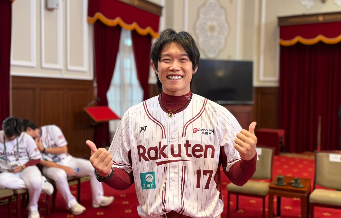 中職｜賴清德大讚滑球超犀利　陳冠宇受寵若驚：緊張到腳在抖