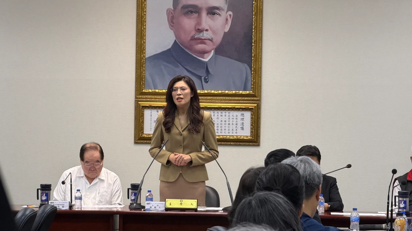 綠營不爽開告「鄭麗文惡意造謠」　國民黨嗆：遇到監督就法律威嚇