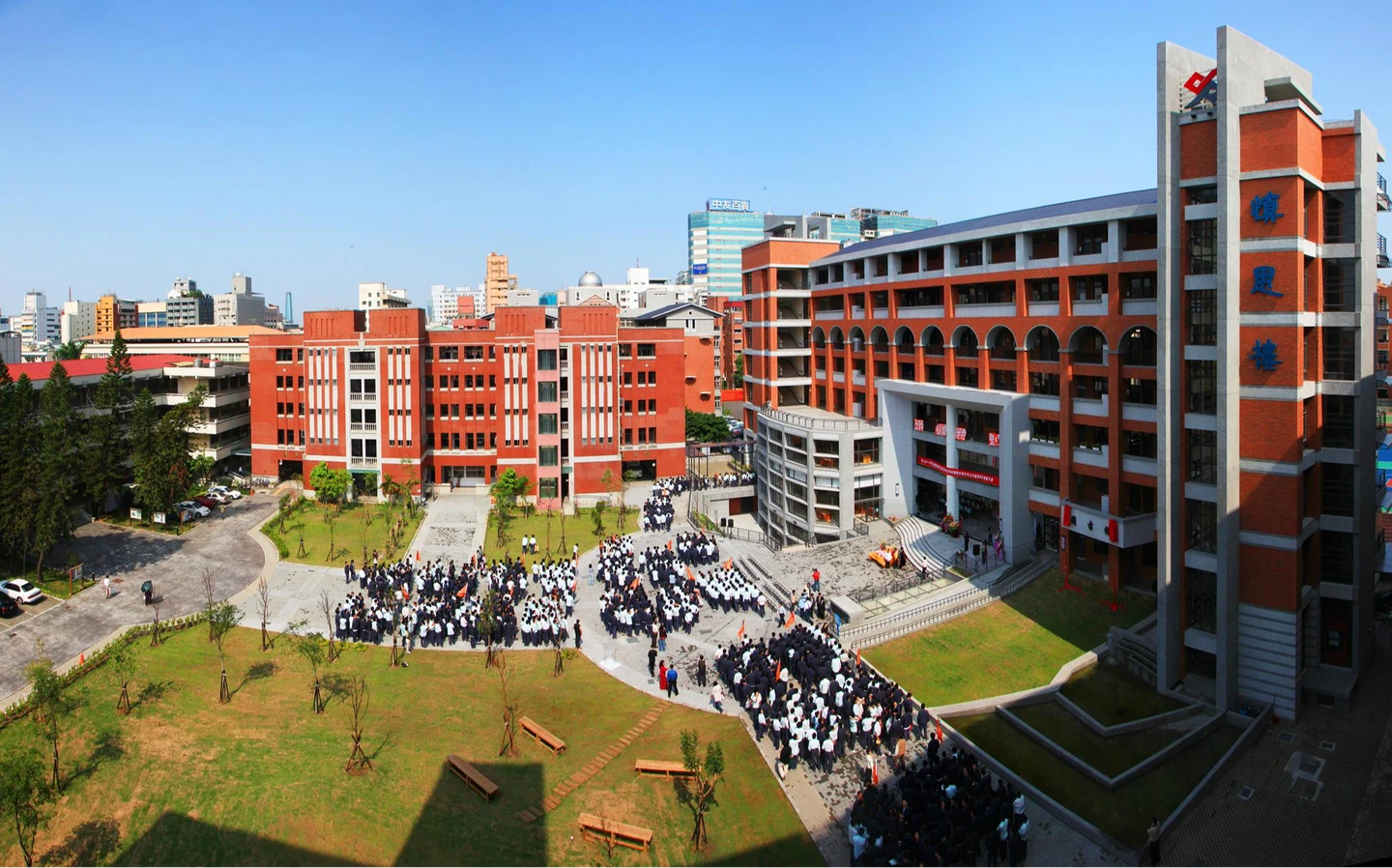 台中一中宿舍暗夜暴動！200學生衝一樓包圍幹部　校方急出面安撫