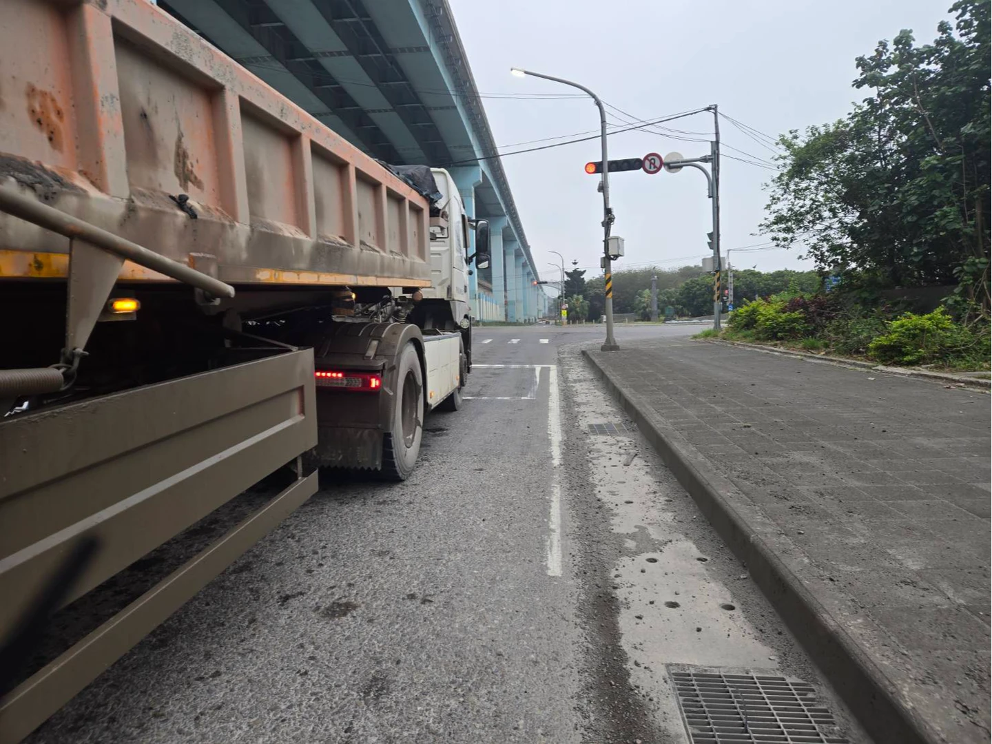 台北港擴大收容14公頃土方！議員籲砂石車禁入八里市區　要求編列回饋金