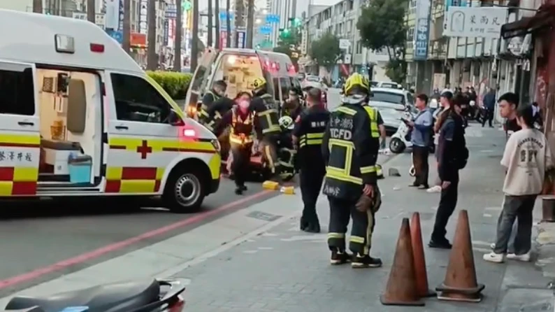 有片｜台中街頭情殺釀3傷！女頸部中刀命危　兇嫌戒護就醫