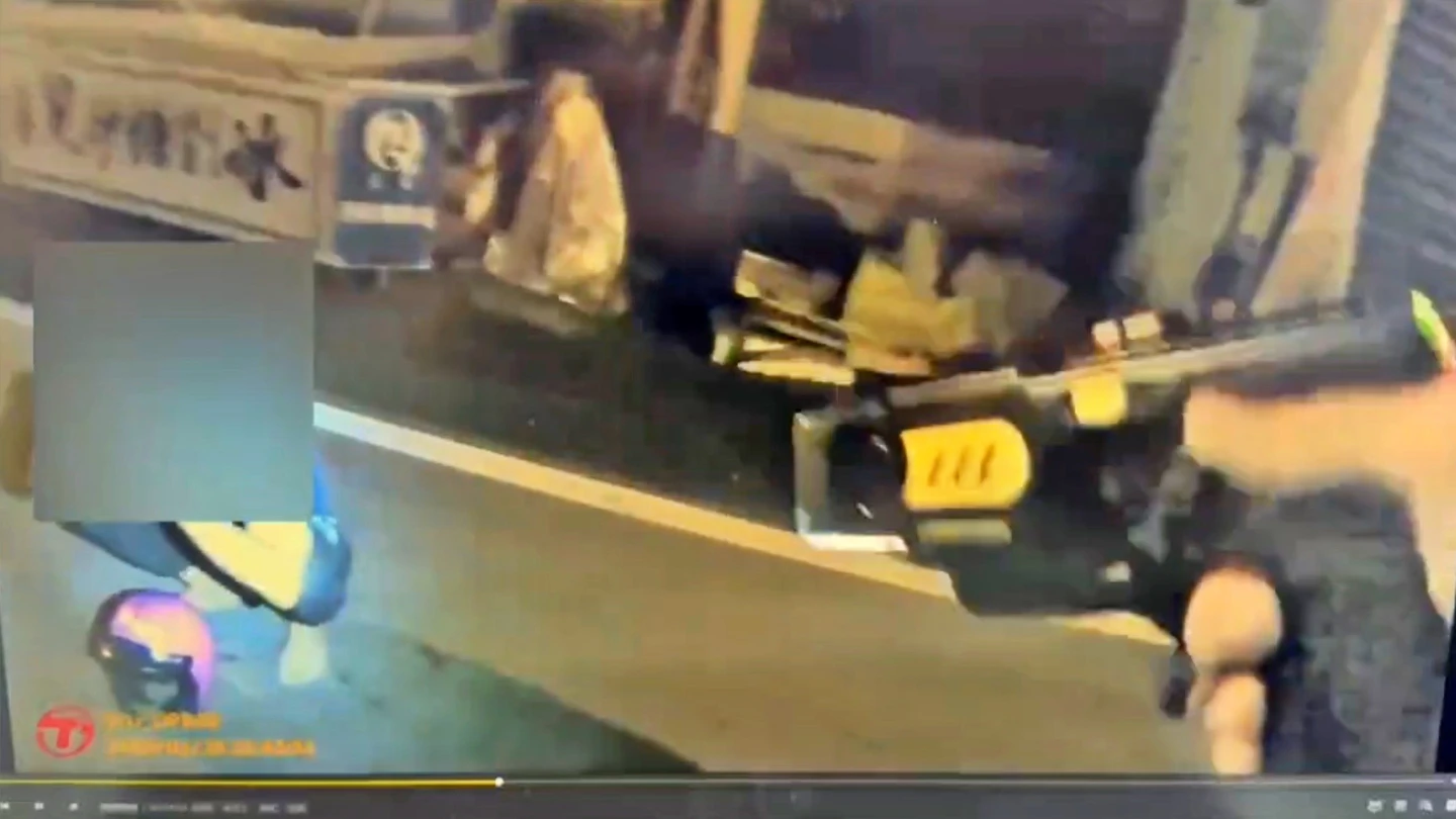 有片｜男拒檢狂飆！逃死巷棄車狂奔闖入告別式　見警掏槍嚇到趴地認栽