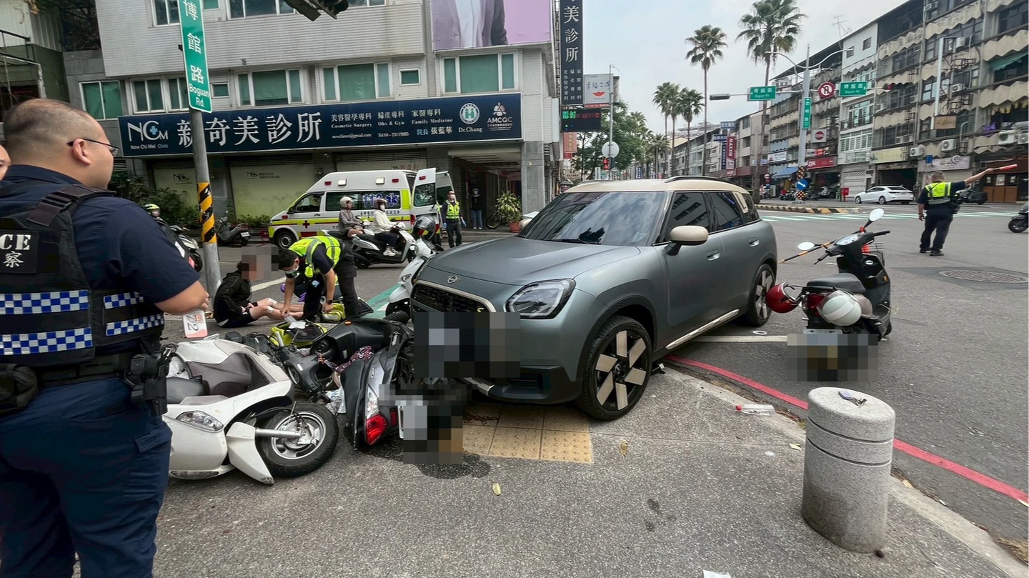 驚悚片｜女駕駛轉彎暴衝撞待轉區！4機車倒地　4傷送醫　