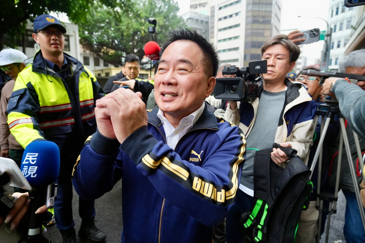 蔡正元報到入獄！30分鐘猛批「綠色暴政」、為柯文哲抱屈　館長、小草送行