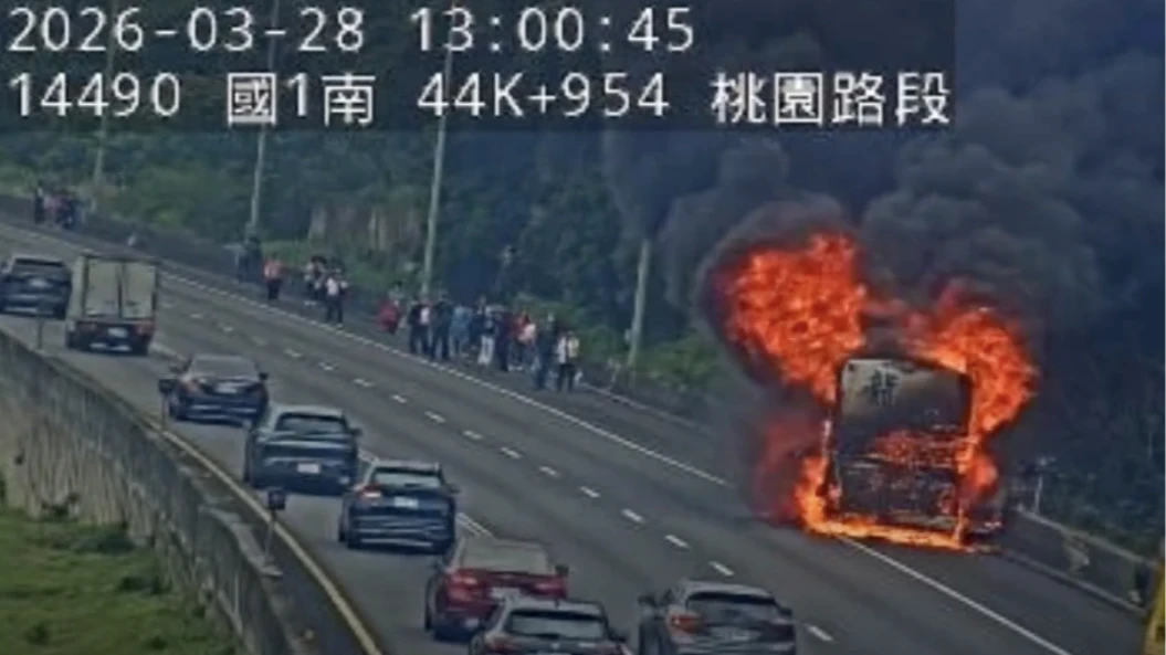 驚險片！五楊高架遊覽車遭烈焰吞噬　25人倉皇逃生1送醫