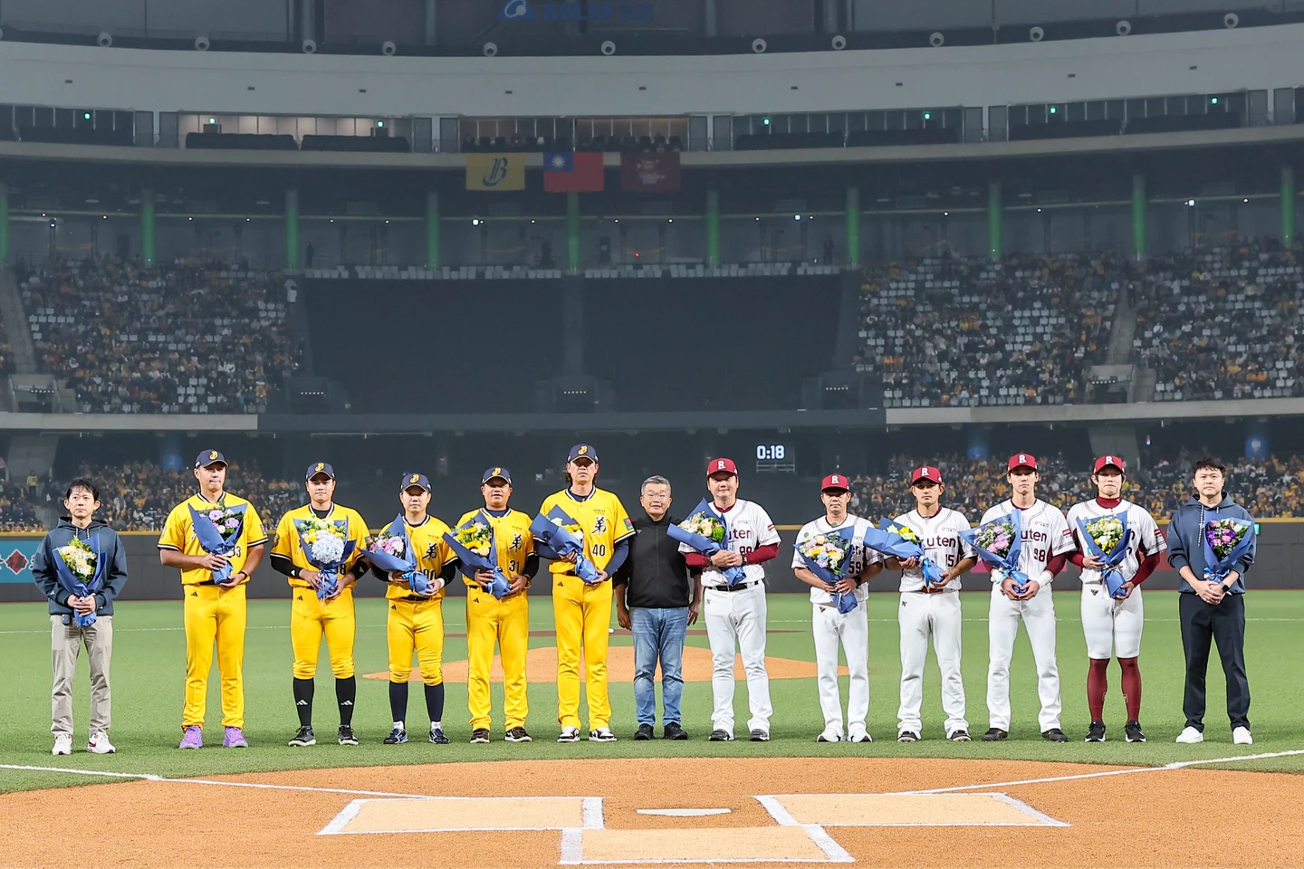 中職｜向經典賽台灣英雄致敬！開幕戰前蔡其昌獻花給兄弟、桃猿代表