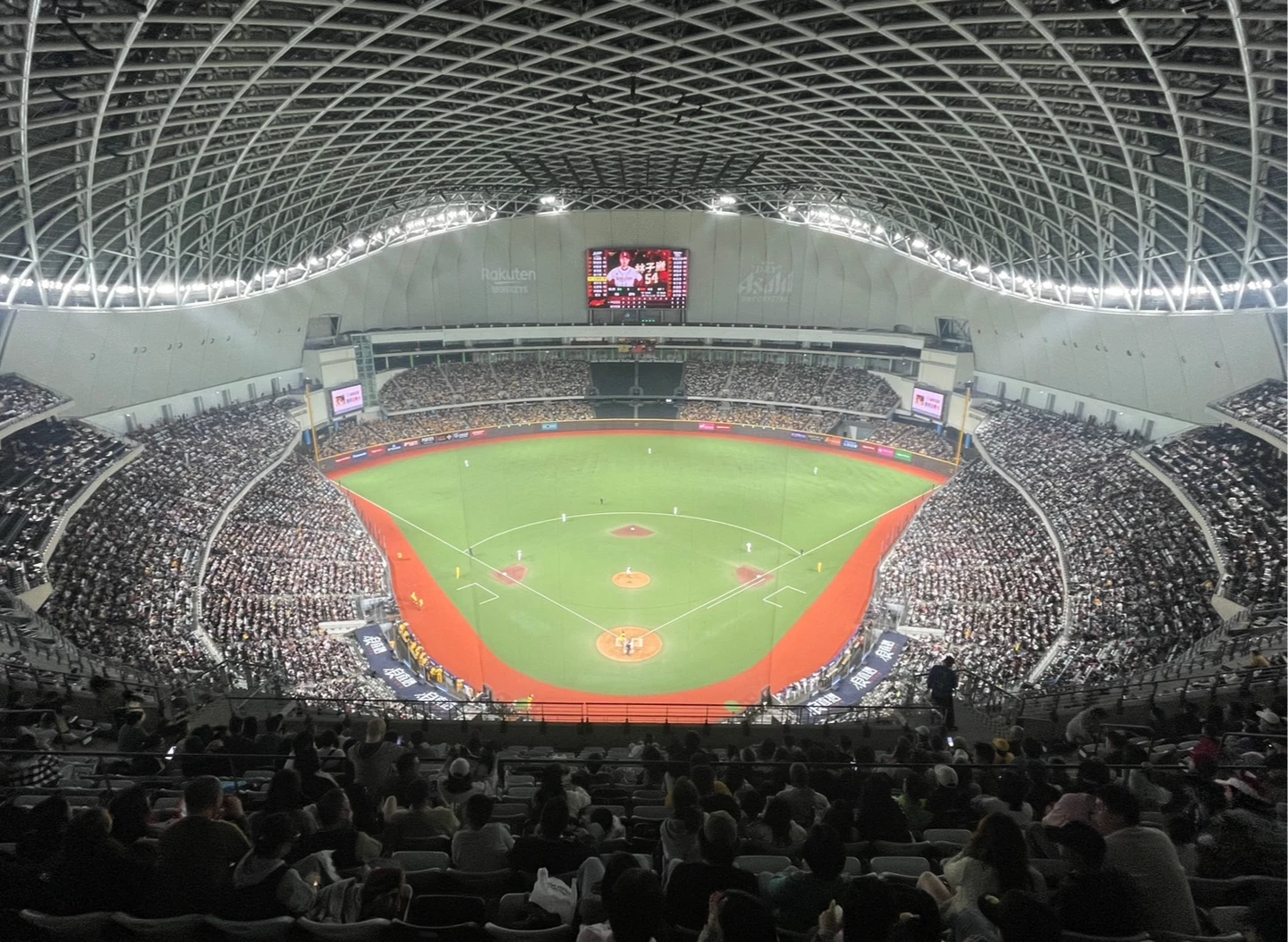 中職｜面子、裡子都贏！樂天桃猿開幕戰4萬人滿場　再見觸身球氣走兄弟