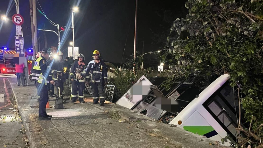 台中公車撞護欄滑落邊坡　駕駛、乘客驚險逃生！肇事原因曝光