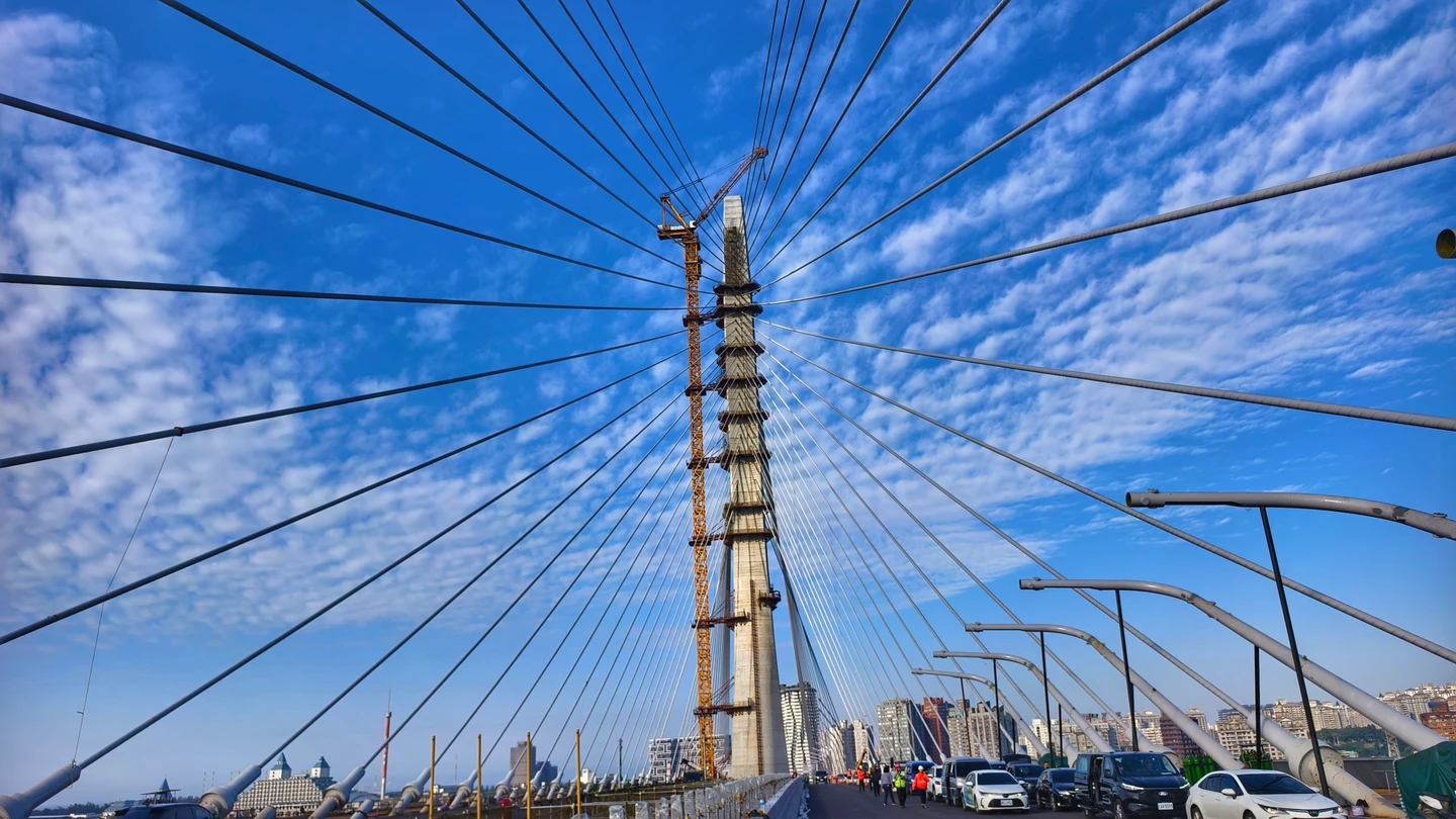 淡江大橋5/12通車！200公尺高空塔吊提前拆除　5千人健走活動準備開