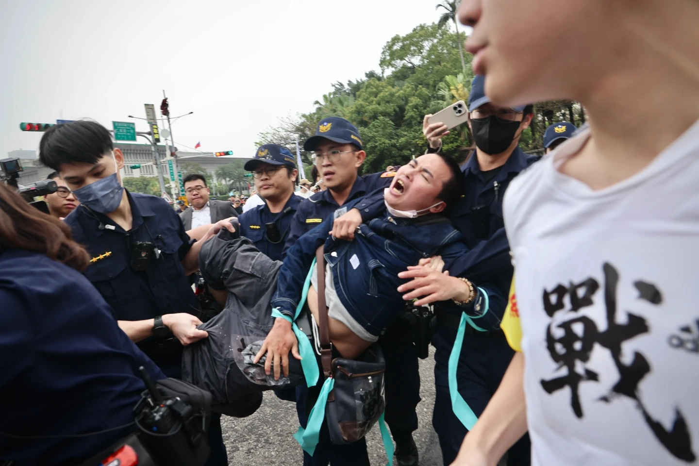 民眾黨今號召群眾上凱道！　吃屎哥鬧場遭警架離