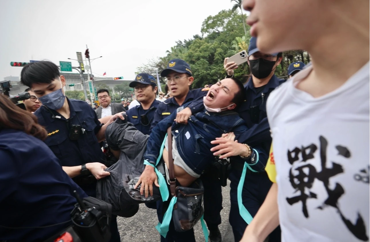 凱道挺柯P！民眾黨：人潮超過3萬人　網紅「吃屎哥」鬧場遭警扛走