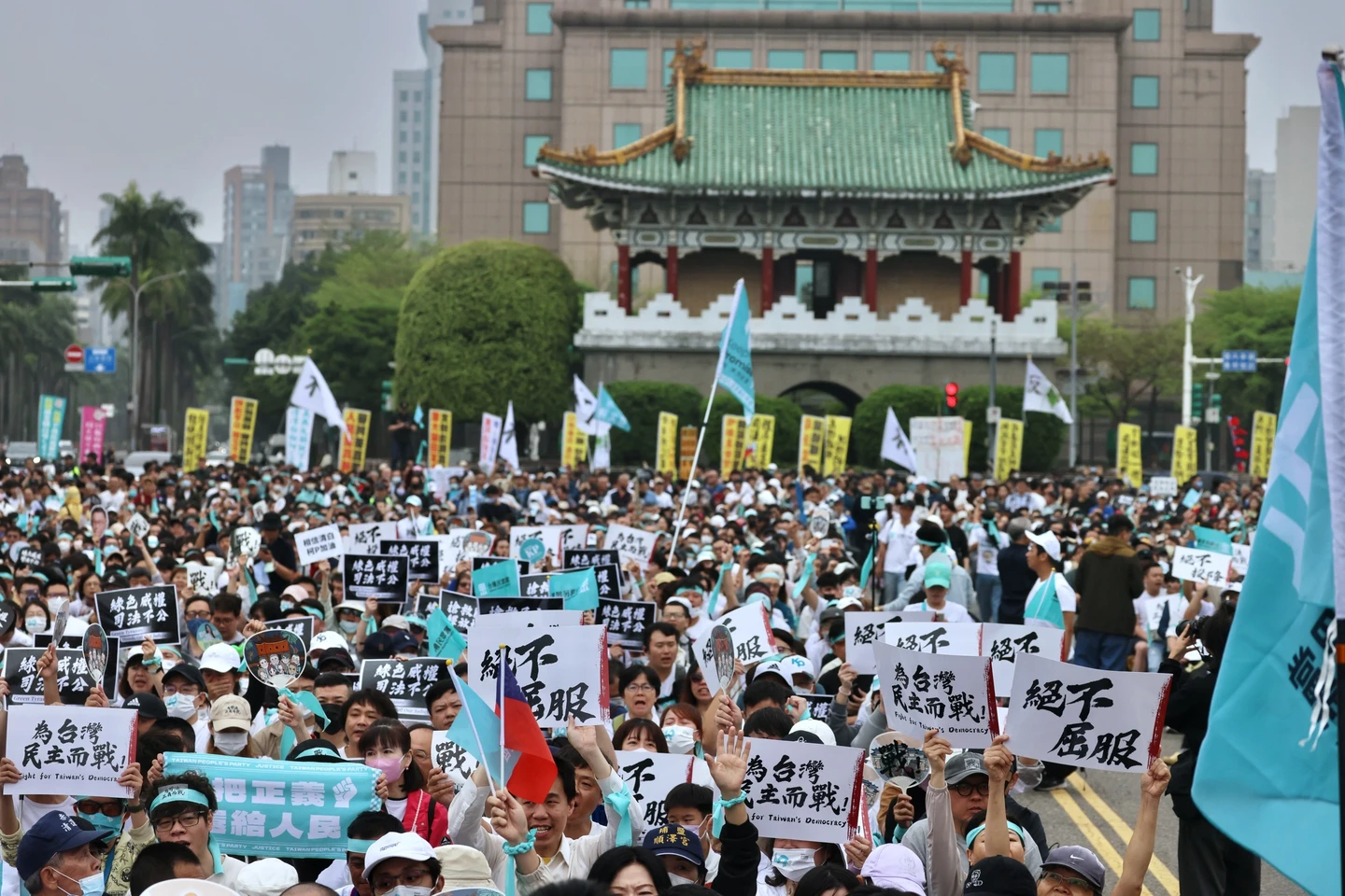 小草凱道挺柯文哲破萬人！黃國昌：老大點頭隨時回來接黨主席