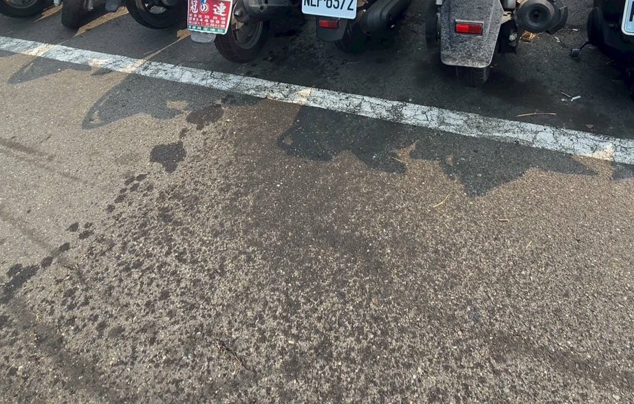 高雄治安漏洞！岡山路旁停車格「機油蓋遭拔」又無監視器　孕婦牽車慘遭黑油噴滿身