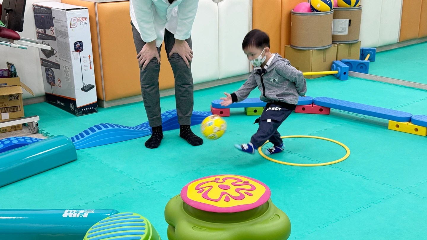 孩子玩球看出發展落後　2歲丟不穩、5歲老跌倒恐是警訊