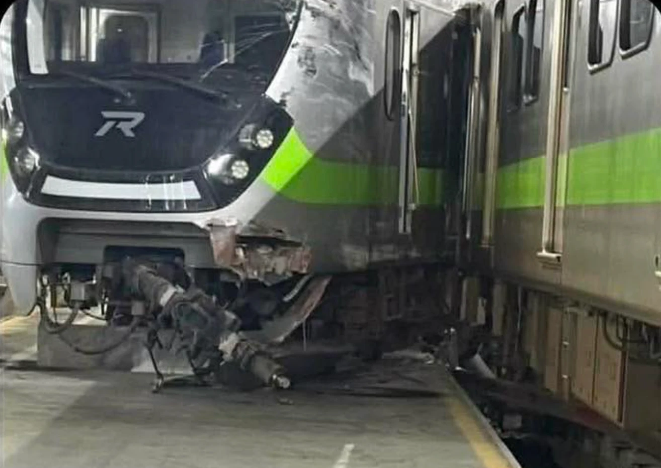 台鐵七堵站深夜調車擦撞！EMU920「5節車廂脫軌」　1人肌肉拉傷