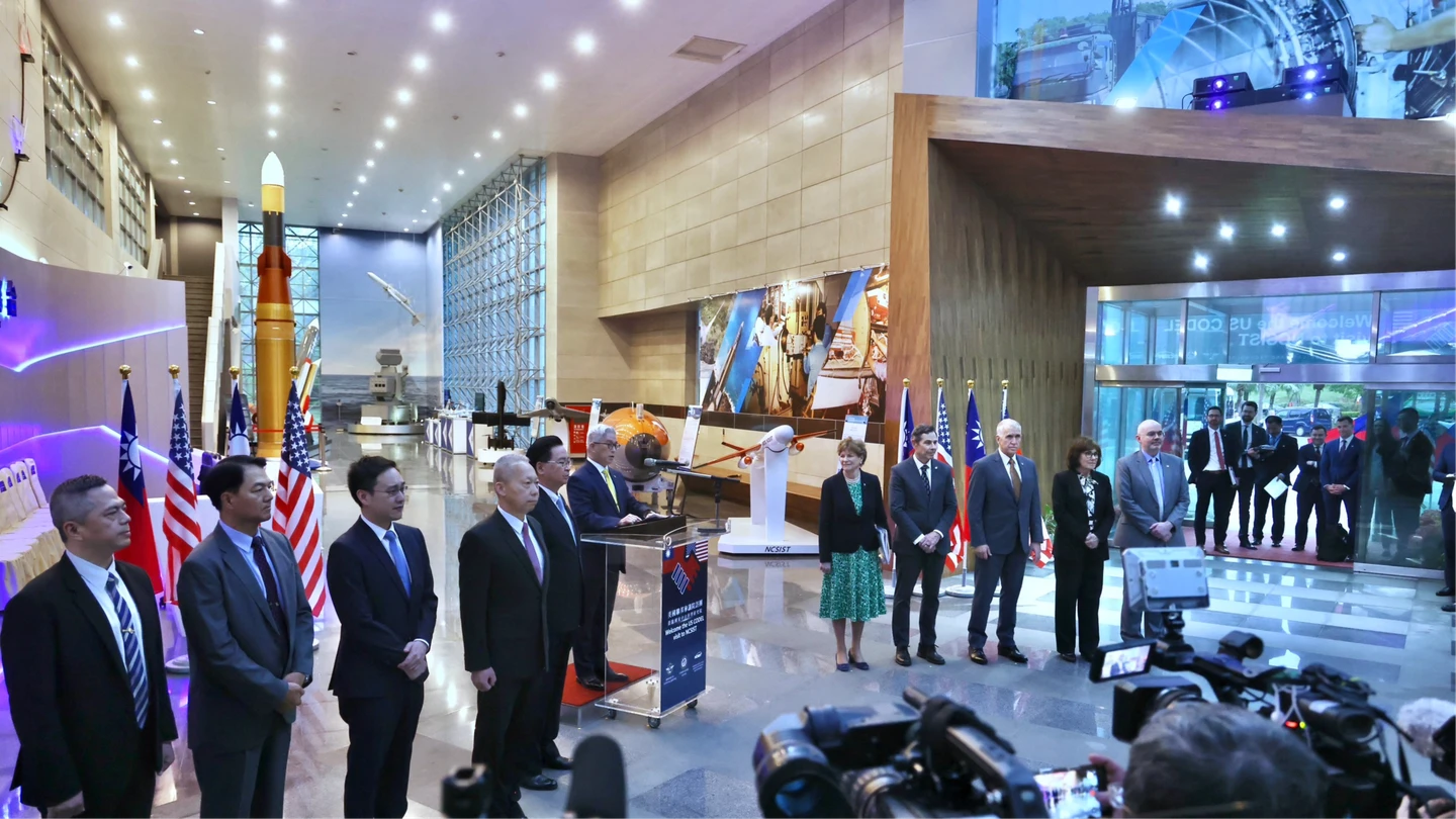 美參議員訪團訪中科院！勁蜂四型無人機「貫穿5公分鋼板」首曝光