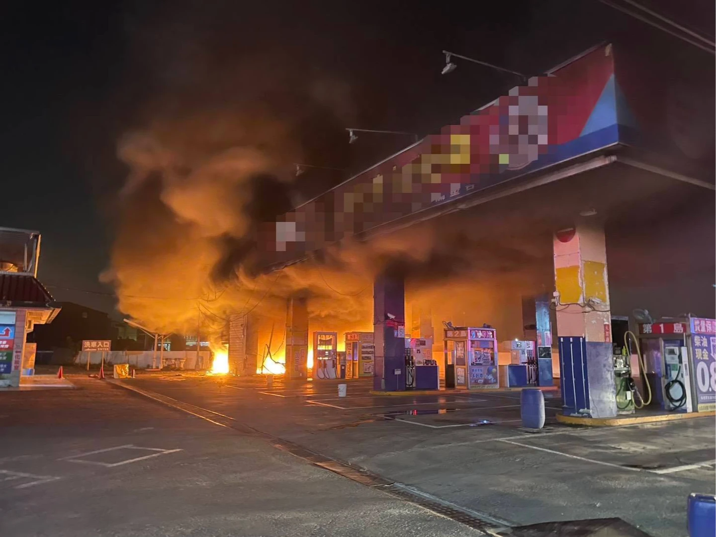 屏東萬丹福懋加油站火警　爆炸聲不斷火光沖天！烈焰吞噬雜物間