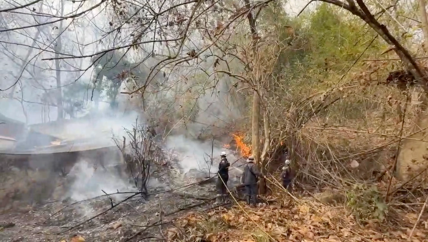 有片｜美濃公墓火燒山近23小時！延燒月光山　空勤出動26架直升機投水搶救