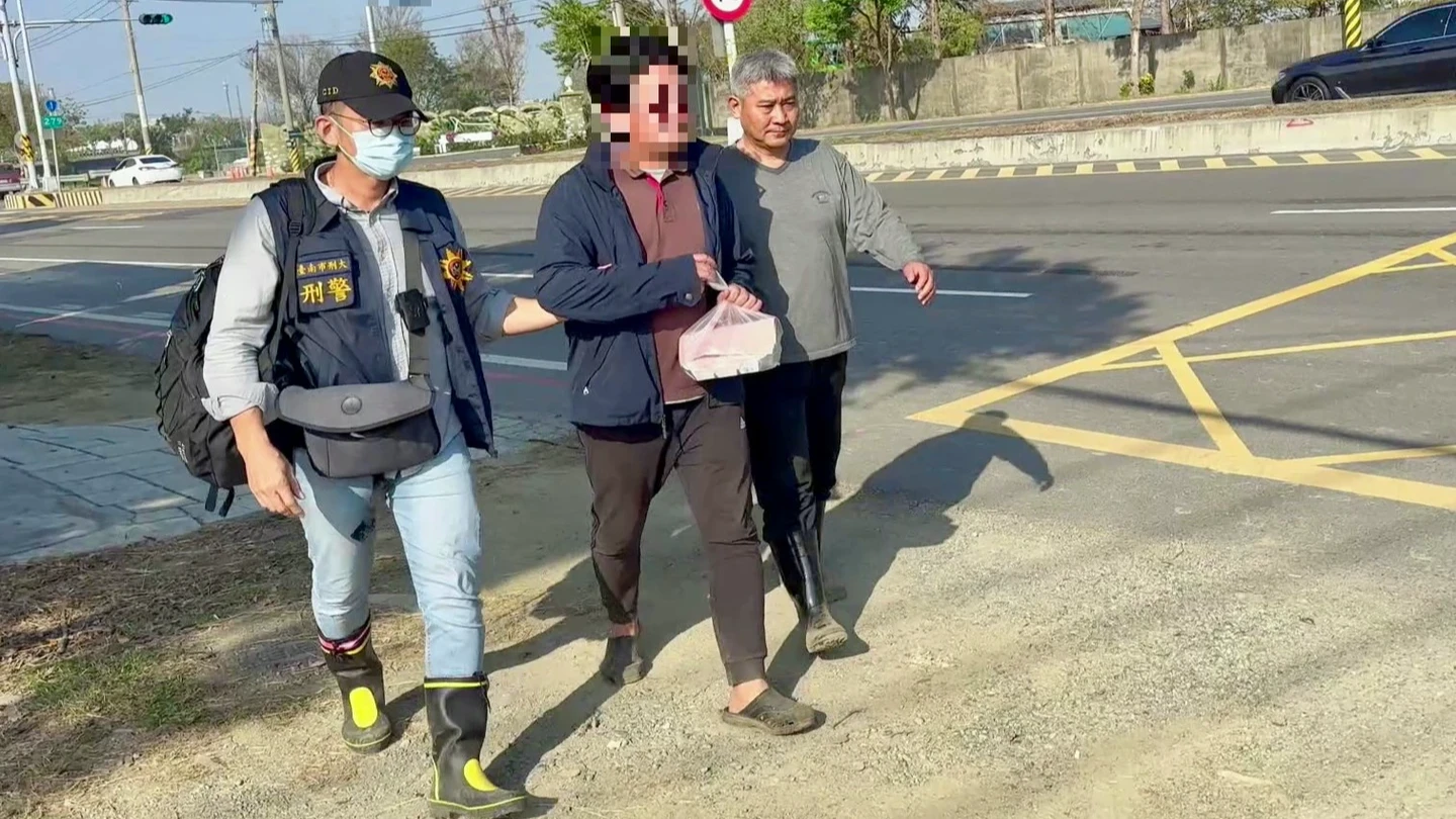 有片｜圍牆一推驚見農地堆滿塑膠廢棄物！台南黑心業者狠撈5400萬　慘遭收押