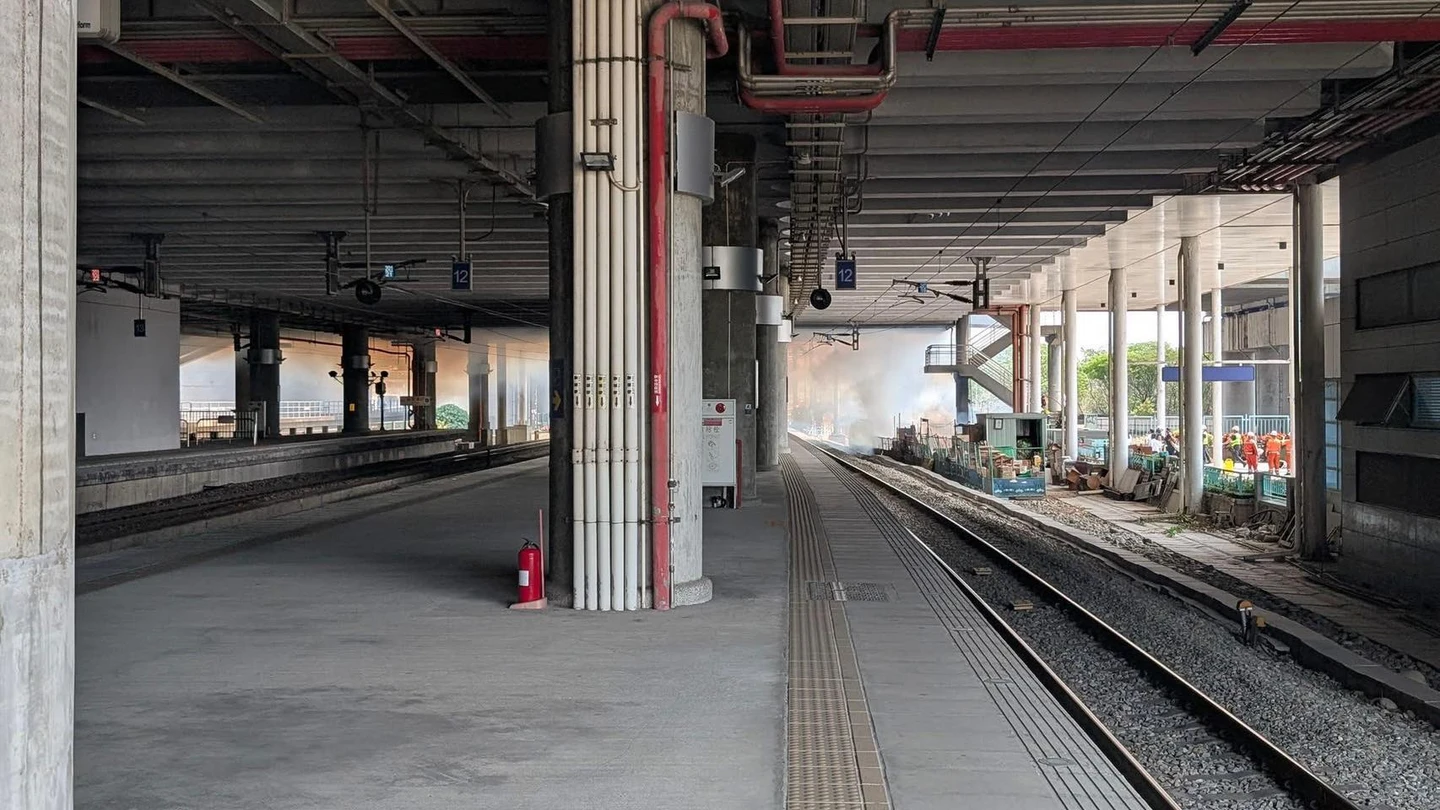 一旁回收場起火！台鐵新烏日站東正線封鎖斷電　採單線雙向行車