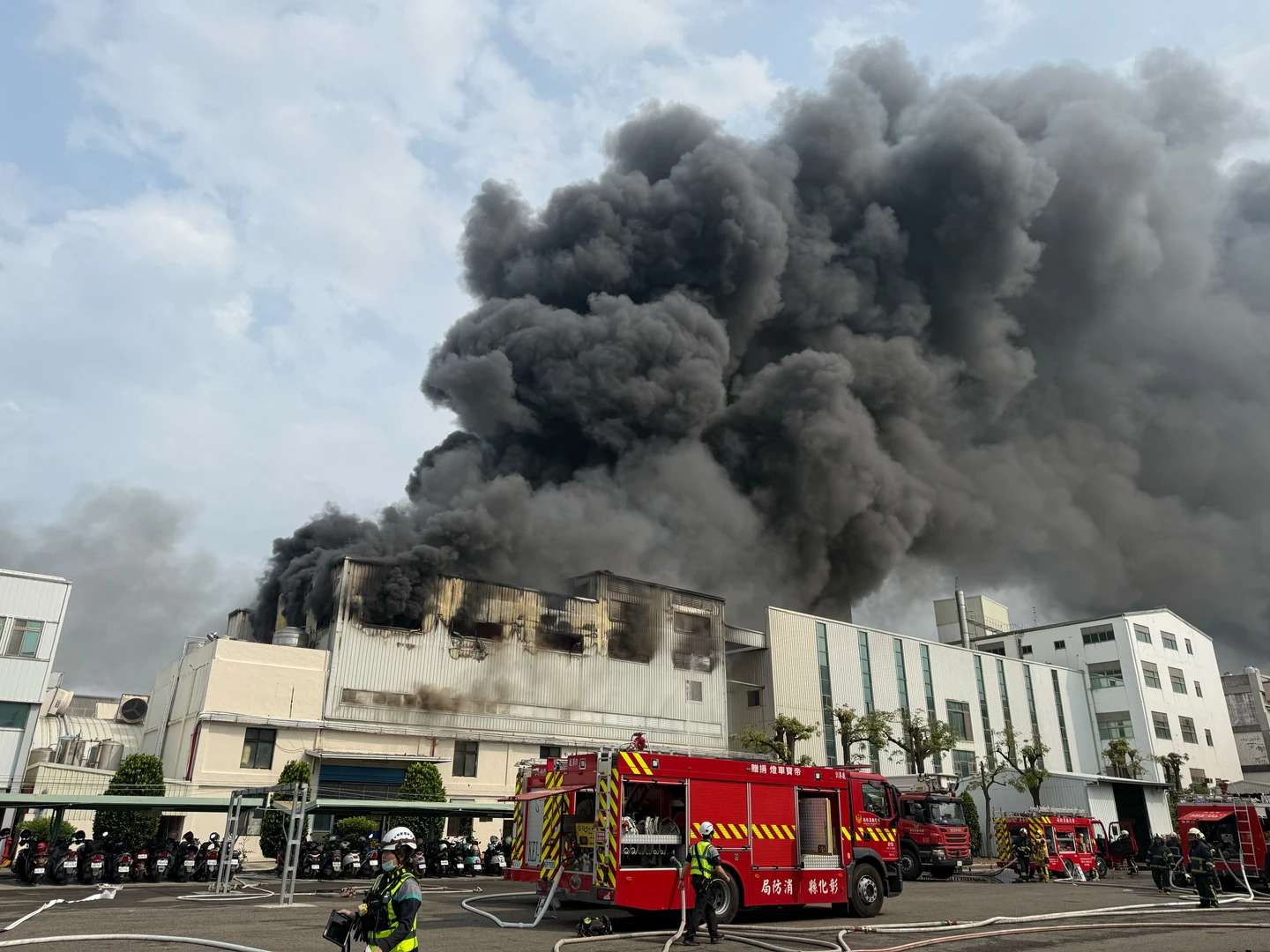 彰化「織帶王國」廠房大火　竄出駭人濃煙！環保局：快關窗別外出