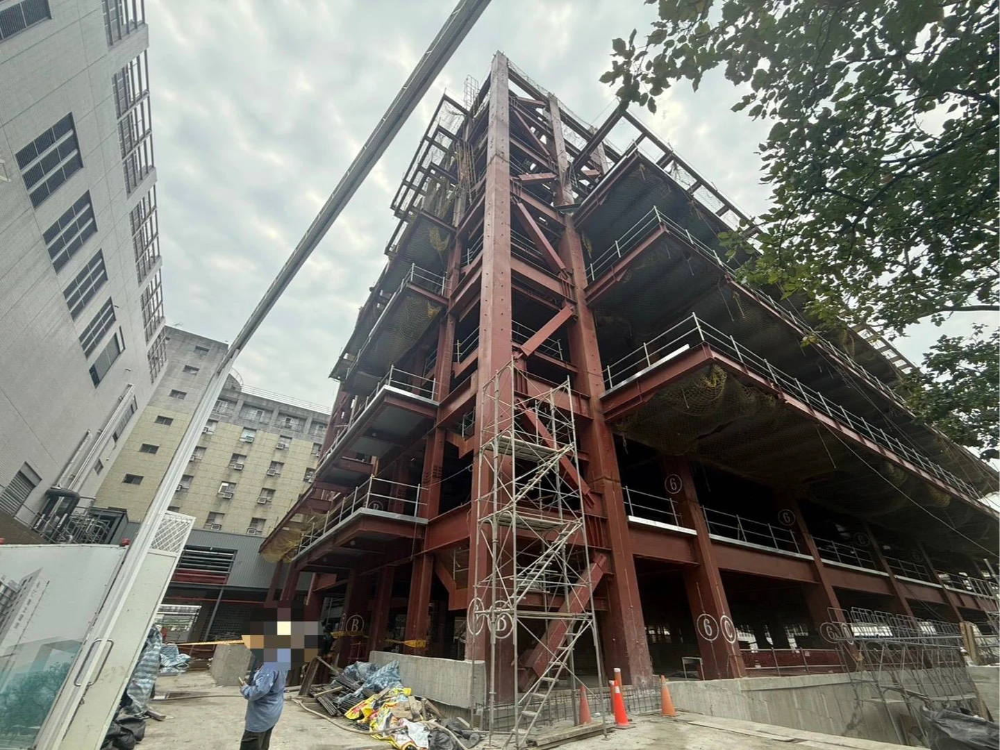 新莊部立台北醫院爆意外！工人5樓墜落不治　勞檢處命停工