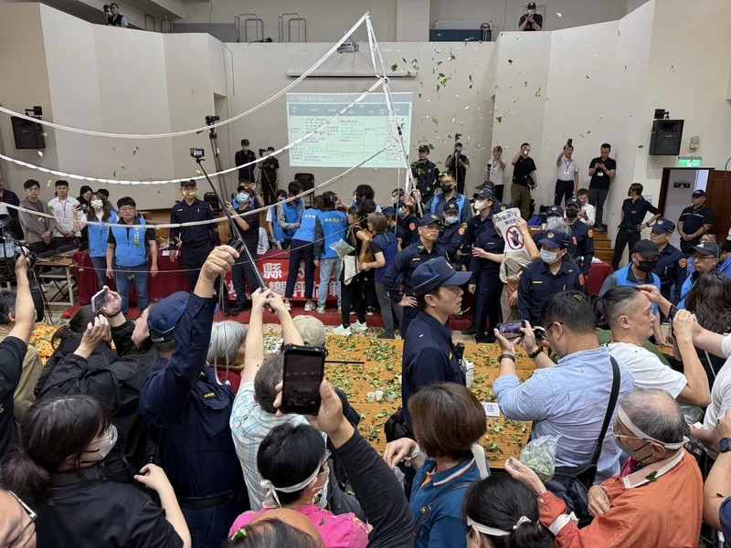 茶鄉怒吼｜焚化爐環評會議爆衝突　抗議者踩破桌面！怒撒紙錢、茶葉