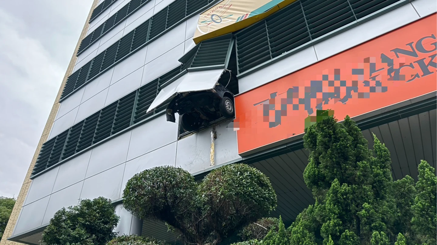 8旬翁開車暴衝！撞破2樓外牆懸半空　驚險畫面曝
