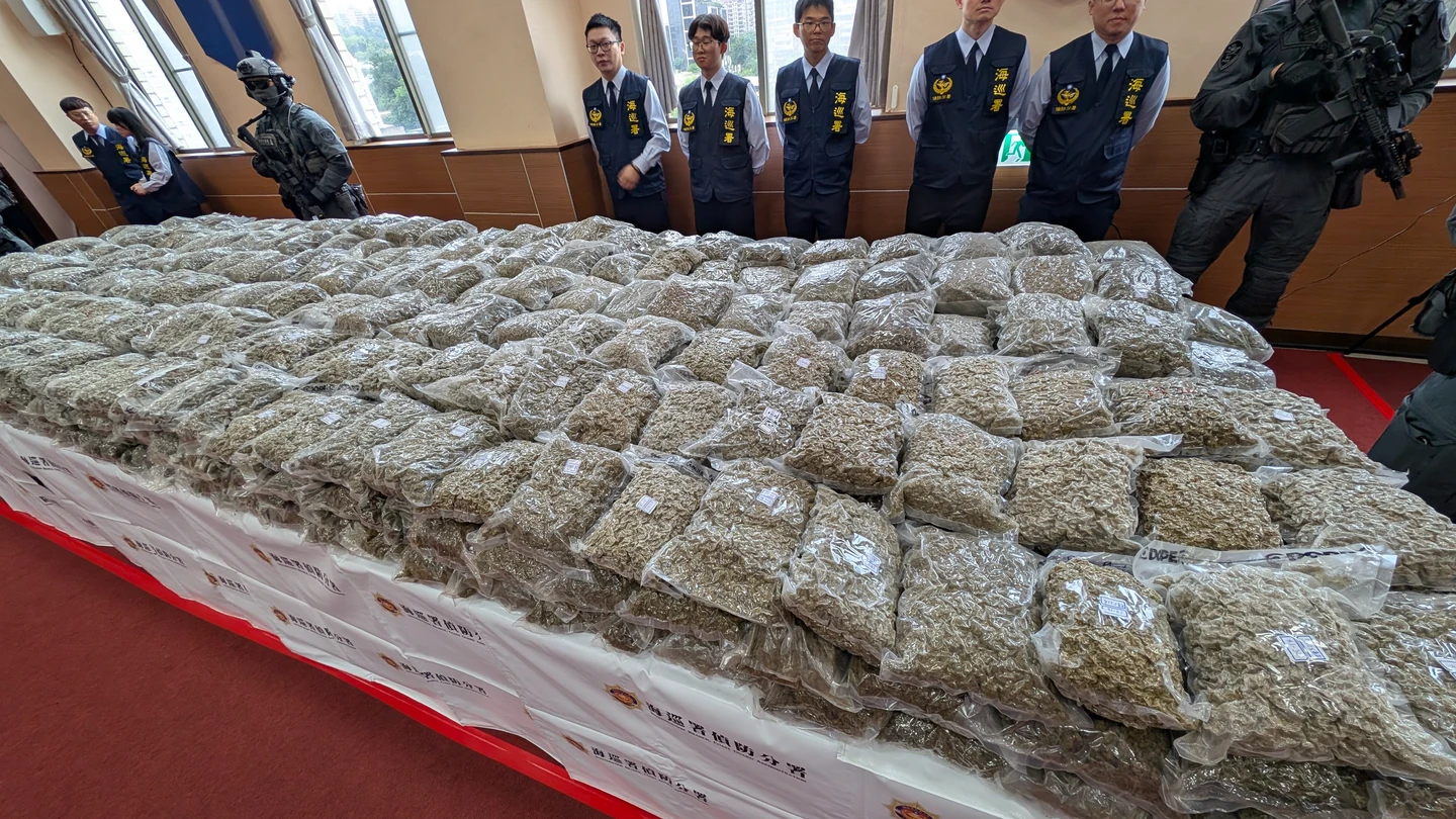 有片｜陸貨輪台灣外海交易6.6億大麻！海巡急投震撼彈攔檢逮7人　畫面曝光