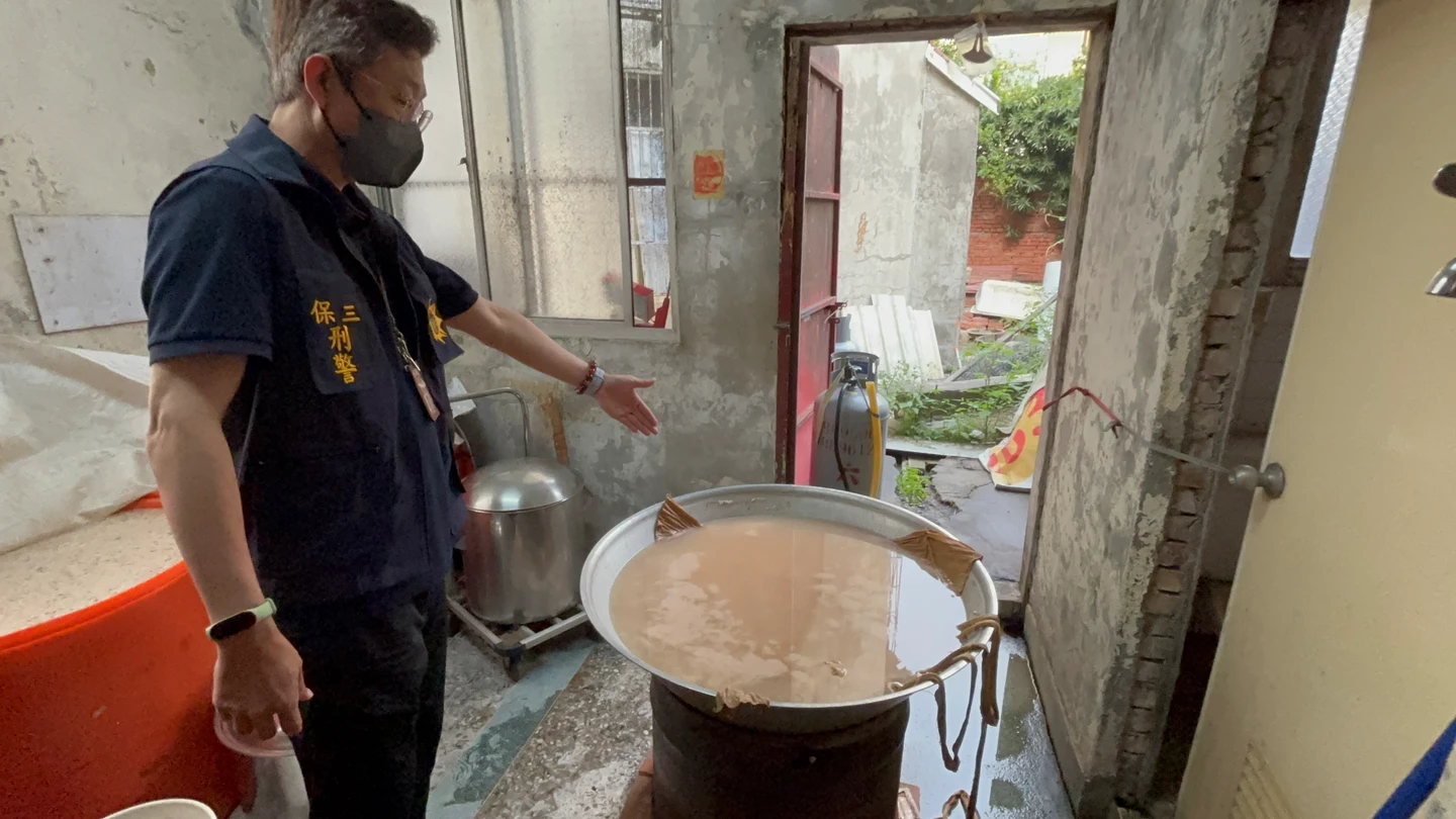 有片｜民宅私釀黑心米酒驚人環境曝！警扣3300公升急追流向　醫提醒：恐致命