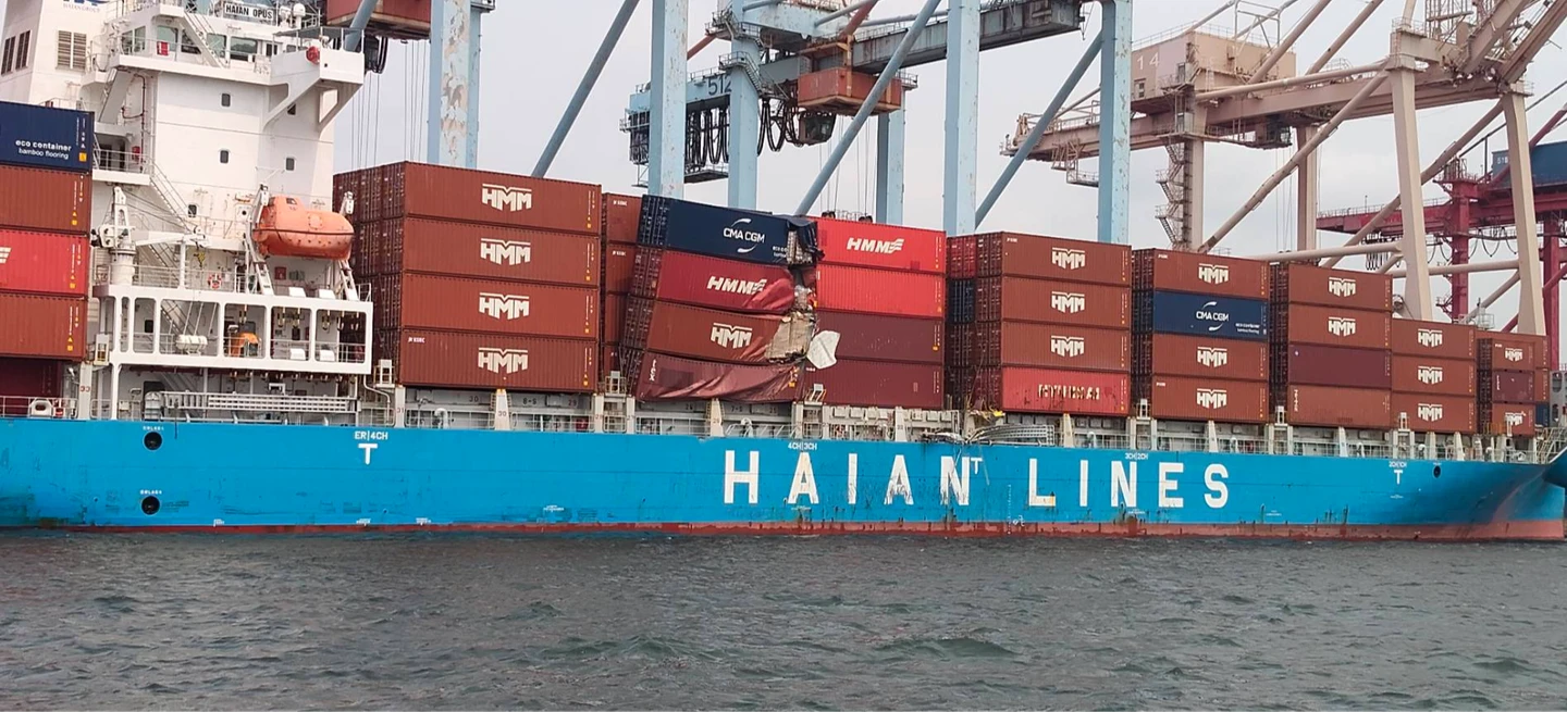 高雄港爆意外！英籍貨櫃船迴轉擦撞巴拿馬貨輪　4貨櫃落海