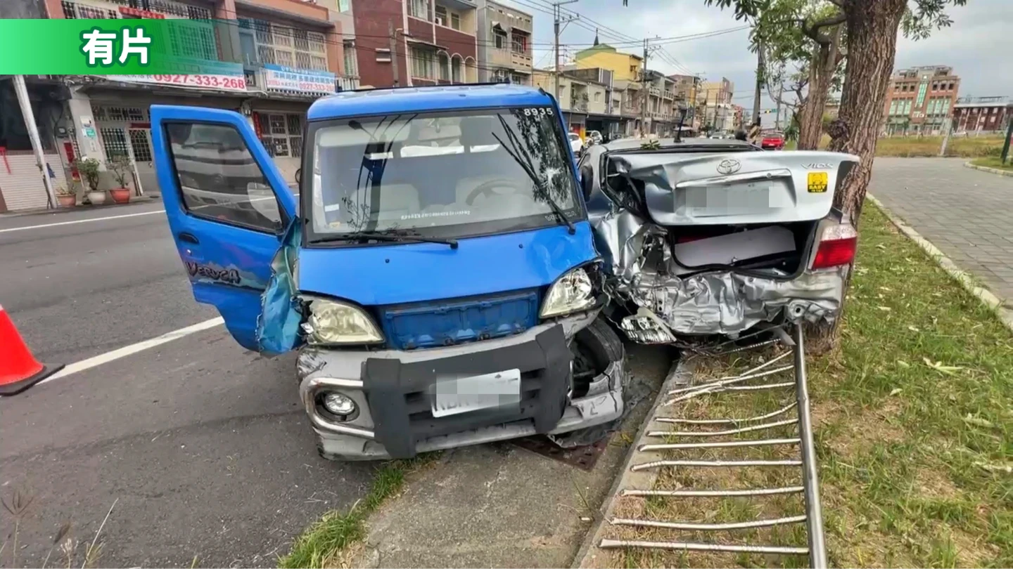 有片｜台南警匪驚險飆逐！竊嫌猛撞警車噴飛撞電桿　嬤推助步器回頭嚇壞
