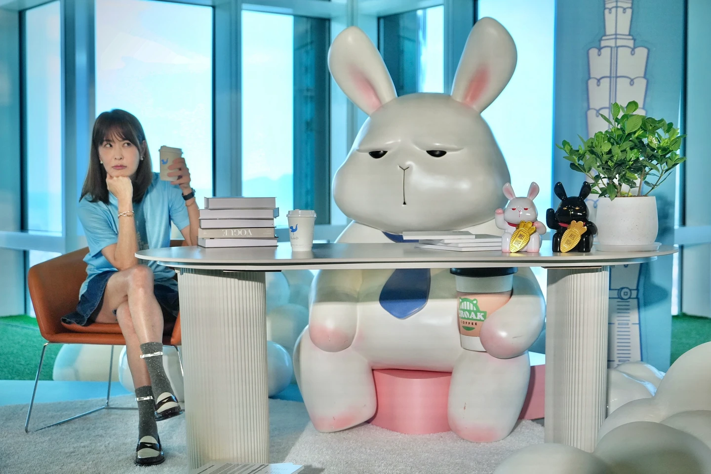 憂鬱小兔登101觀景台！賈永婕自爆「這我立法院日常」：都在摸魚滑手機