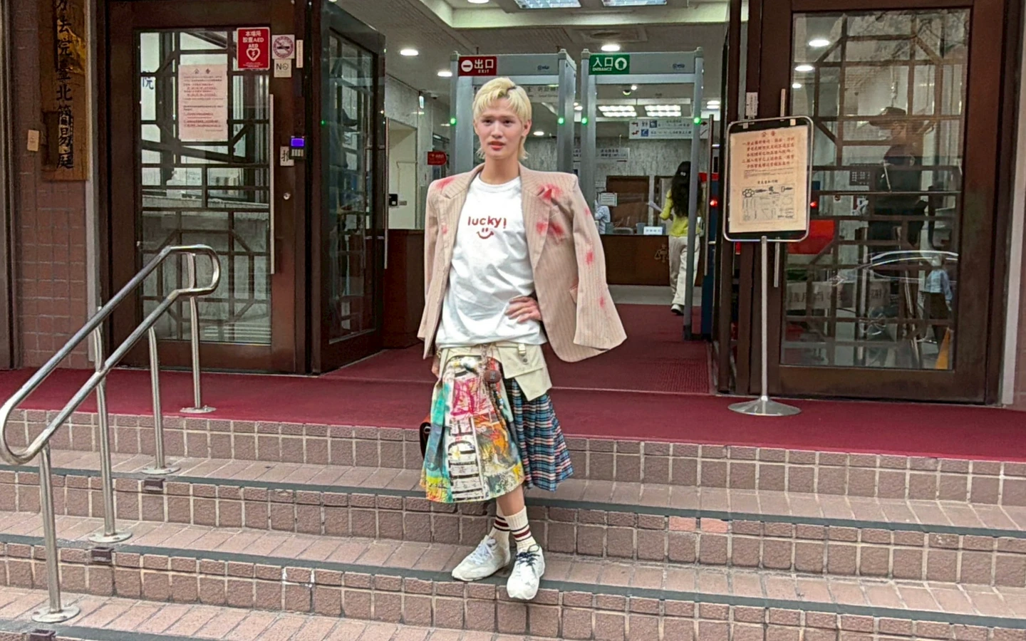 鍾明軒告八炯、閩南狼「染紅」！求償500萬只開庭3分鐘　怒轉圈擺pose猛抱怨