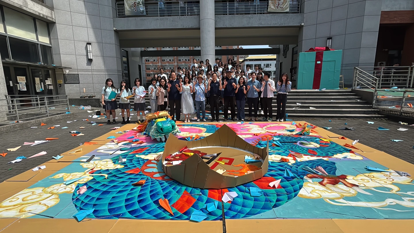 台中一中藝術節登場！學生接力拼出驚人巨龍　「藝箱天開」有巧思