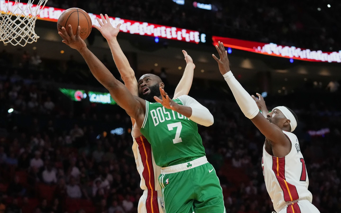 NBA｜塞爾提克首節狂轟53分寫歷史！布朗43分、塔圖姆大三元領軍大勝熱火