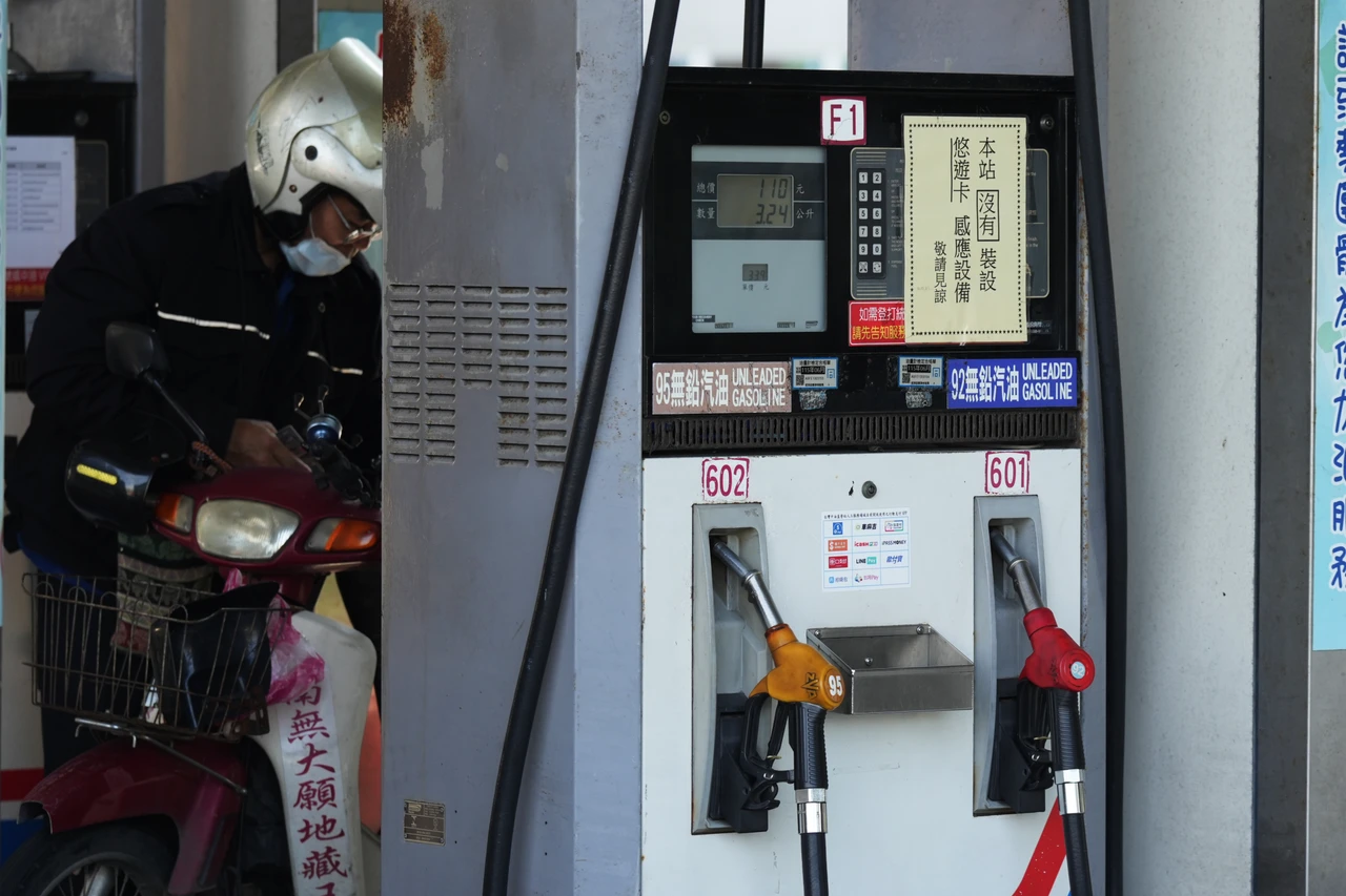油價連7凍！中油宣布下周一汽柴油價格不變　92汽油每公升32.4元