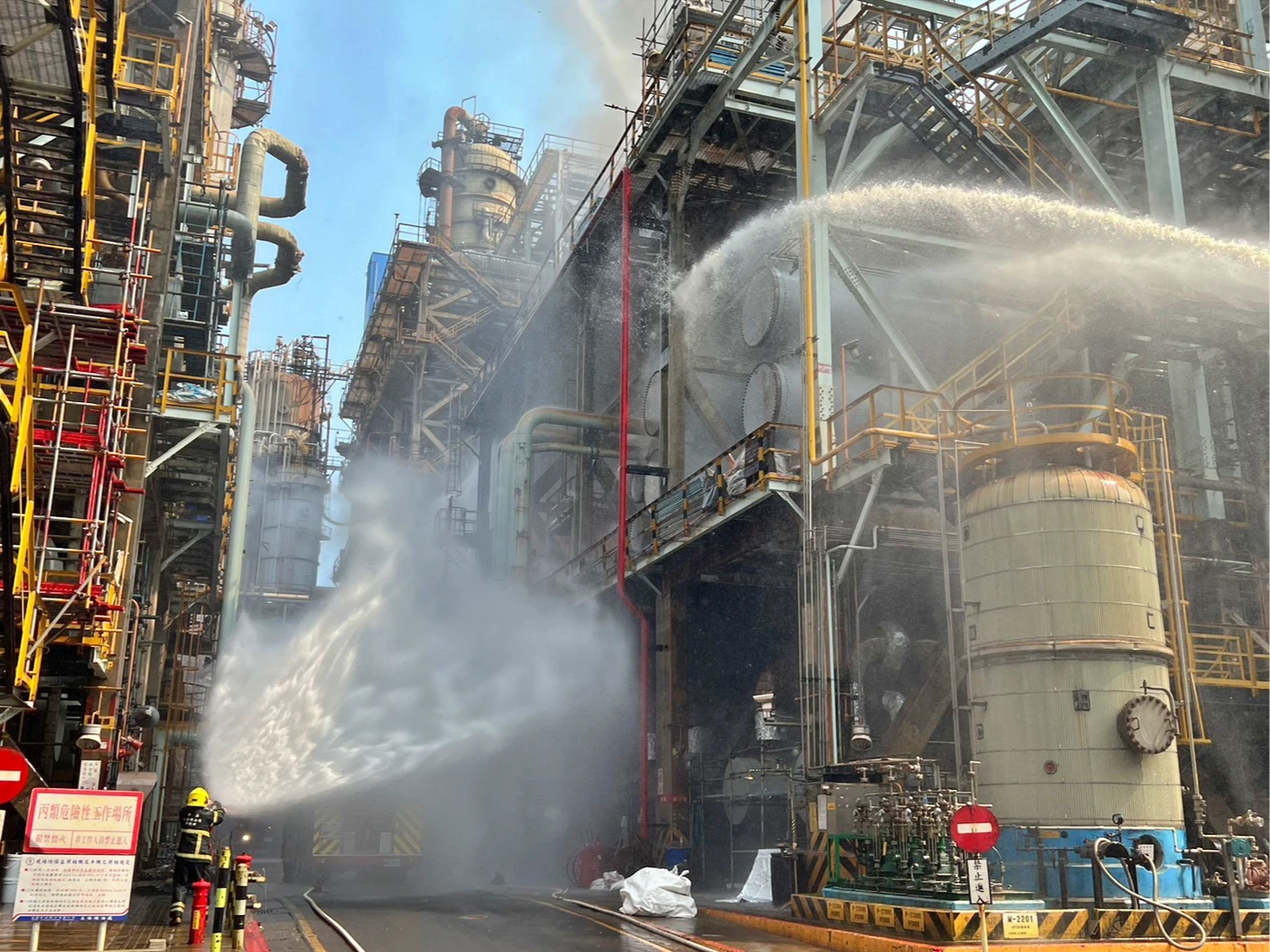 中油大林廠驚傳油槽洩漏起火　10消防車佈線搶救中