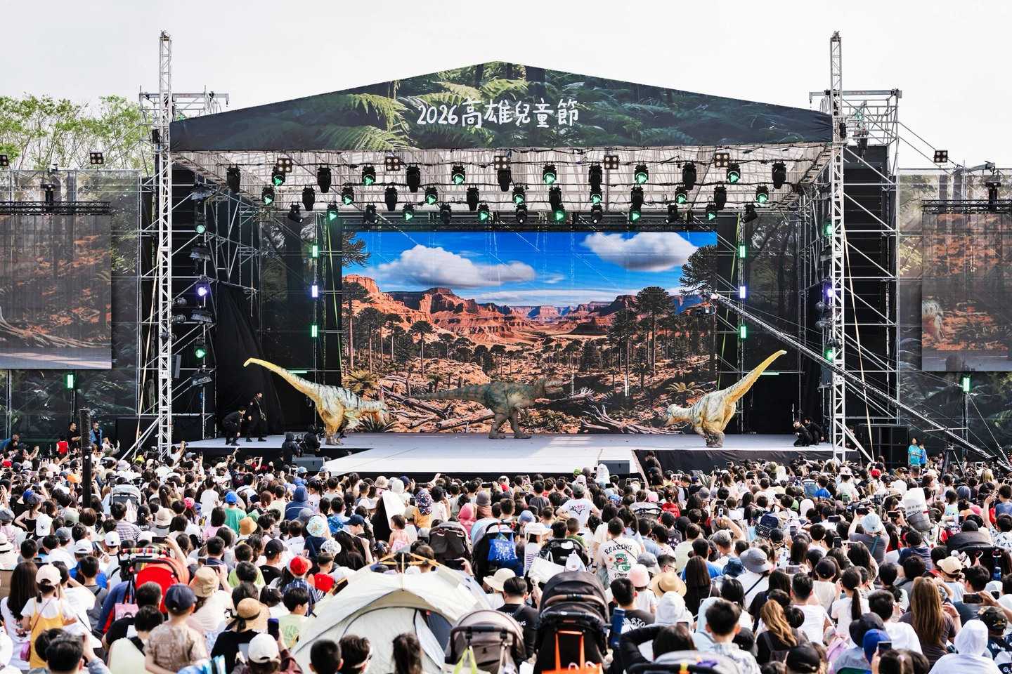 有片｜連假必衝！高雄衛武營變身侏羅紀　擬真恐龍吸爆滿人潮歡笑不斷
